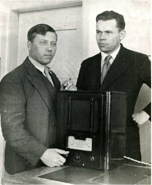Двое мужчин с радиоприемником МС-539, первой продукцией Александровского радиозавода.png